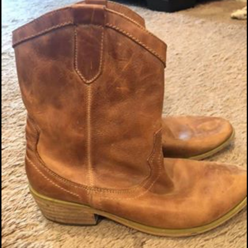 Boys size 6 boots